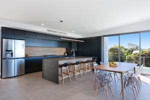 O bucătărie sau chicinetă la Bluey's Beach House - 5 Bedroom