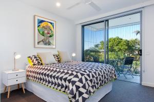 Un pat sau paturi într-o cameră la Bluey's Beach House - 5 Bedroom