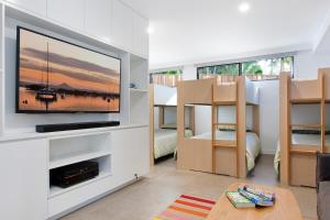 Un televizor și/sau centru de divertisment la Bluey's Beach House - 5 Bedroom