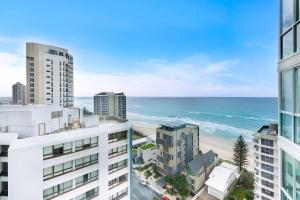 een luchtzicht op de oceaan vanuit een gebouw bij Pacific Views Resort in Gold Coast