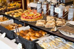 メストレにあるベスト ウエスタン ホテル トリトーネの様々なペストリーやパン、パイを入れた展示ケース