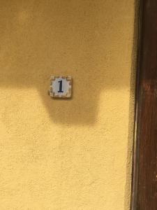 une horloge sur le côté d'une paroi jaune dans l'établissement Agriturismo Fattoria del Colle, à Jesi