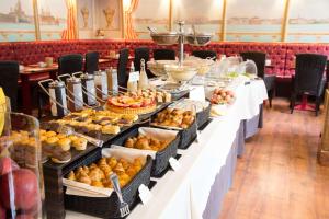 długi stół z jedzeniem w obiekcie Best Western Hotel Tritone w Mestre