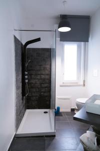 A bathroom at MiKlod Apartments
