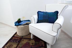 A seating area at MiKlod Apartments