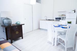 A kitchen or kitchenette at MiKlod Apartments