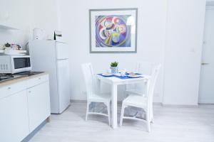 A kitchen or kitchenette at MiKlod Apartments