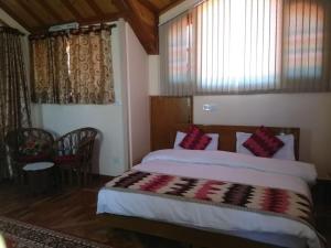 Giường trong phòng chung tại AMBIKA HOME STAY