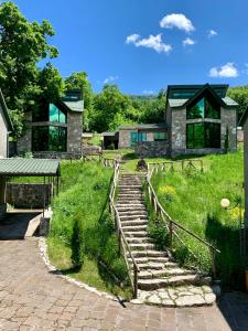 kamienny dom ze schodami prowadzącymi do niego w obiekcie Dilijan Park Resort & Villas w mieście Dilidżan