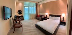 pokój hotelowy z łóżkiem i telewizorem w obiekcie Dilijan Park Resort & Villas w mieście Dilidżan