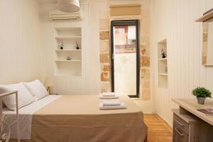 A bed or beds in a room at Evans House II One Bedroom Maisonette