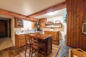 cocina con armarios de madera y mesa de madera en Guest Suite at The Red House basement attached with private entrance en Salt Lake City