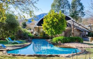 Der Swimmingpool an oder in der Nähe von Eco Villa Mt. Beauty-Near Falls Creek & Bright