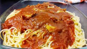 a glass bowl of spaghetti with meat sauce at Albergue Irugoienea in Espinal-Auzperri
