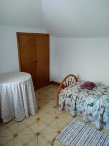 Habitación con cama y mesa. en Casa Rosita, en Canero