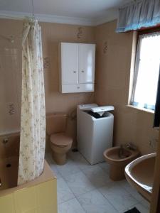 een badkamer met een toilet en een wastafel bij Casa Rosita in Canero