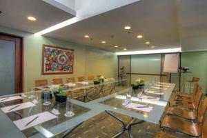 una sala conferenze con un lungo tavolo e sedie di The Malayan Plaza Hotel a Manila