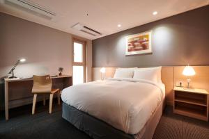 New Raon Stay客房内的一张或多张床位