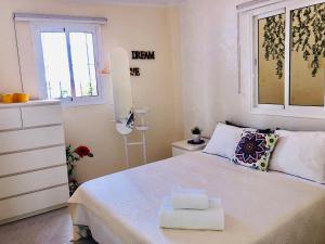 - une chambre avec un lit, une fenêtre et une commode dans l'établissement Beautiful modern apartment 100m from the sea, à Fuengirola
