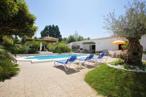 Bazén v ubytovaní Exclusive villa Las Palmeras Puerto Banus, Marbella, Spain alebo v jeho blízkosti