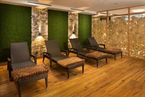 a waiting room with chairs and green walls at Ferienwohnung Jasmin in Oberstdorf +1 photo