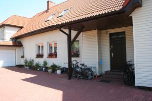 a house with bikes parked outside of it at U pani Ani Żeglarska 18 in Augustów