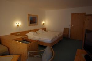 a hotel room with a bed and a television at Hotel Seethaler in Straubing