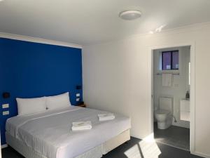 A bed or beds in a room at Huskisson Beach Resort