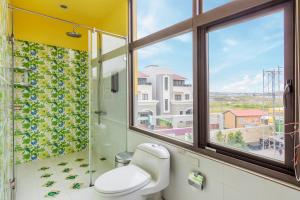 馬公市的住宿－海之徑民宿，一间带卫生间和窗户的浴室