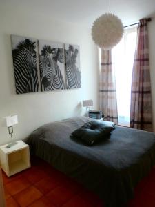 una camera da letto con un letto con tre zebre sul muro di Appartement COSY a Nizza