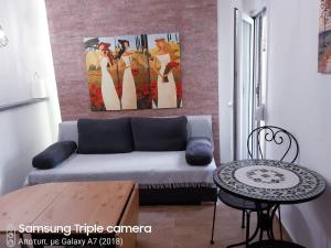 a living room with a couch and a table at Cosy and central stoudio in Thessaloniki