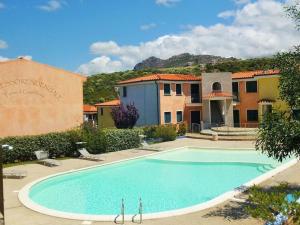 una grande piscina di fronte a un edificio di Provincial Villa in Cortona Tuscany with Swimming Pool a Santa Maria