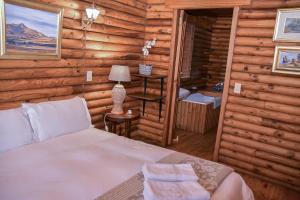 Postel nebo postele na pokoji v ubytování Clarens Log Cabin