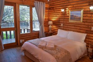 Postel nebo postele na pokoji v ubytování Clarens Log Cabin
