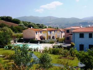 una villa con piscina in un resort di Provincial Villa in Cortona Tuscany with Swimming Pool a Santa Maria