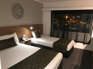 Postel nebo postele na pokoji v ubytování Burnie Central Townhouse Hotel + 18 fotografií
