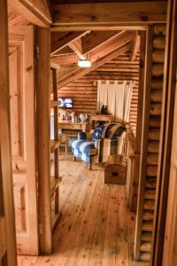 ein Schlafzimmer mit einem Etagenbett in einem Blockhaus in der Unterkunft Clarens Log Cabin in Clarens