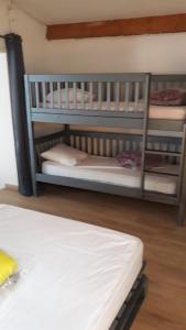 Ένα ή περισσότερα κρεβάτια σε δωμάτιο στο Le gîte du Fort