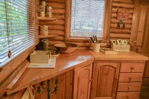 eine Küche mit einer Holztheke in einem Blockhaus in der Unterkunft Clarens Log Cabin in Clarens