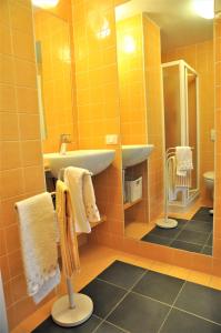 ein Badezimmer mit Waschbecken und Spiegel in der Unterkunft La Palma vacanze in riva al mare in Diano Marina