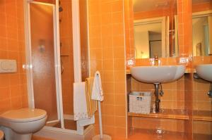 ein Badezimmer mit Toilette, Waschbecken und Dusche in der Unterkunft La Palma vacanze in riva al mare in Diano Marina