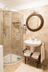 La salle de bains est pourvue d'un lavabo et d'une douche. dans l'établissement Piazza Duomo - Medieval Puglia's House, à Giovinazzo