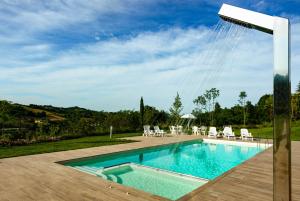 una piscina con agua que se dispara al aire en Ca' Maggetti en Urbino