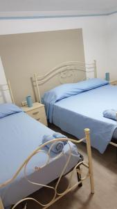 una camera con due letti e un ospedale di Pochi passi dal mare a San Pietro in Bevagna