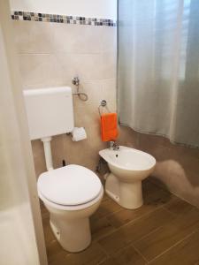a bathroom with a toilet and a bidet at Il sentiero del mare in Avola