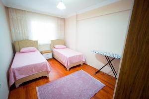Postel nebo postele na pokoji v ubytování Cayeli Kent Apart