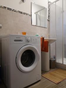 een wasmachine in een badkamer met een wastafel bij Il sentiero del mare in Avola