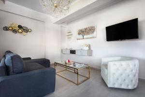 Televízia a/alebo spoločenská miestnosť v ubytovaní Royalty Suites Loft