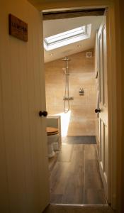 A bathroom at Pontyclerc Farm House Bed and Breakfast