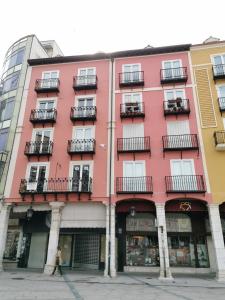 布爾戈斯的住宿－VUT - Mirador de la Catedral，街道拐角处的粉红色建筑